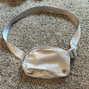 Lululemon everywhere belt bag white/grey camo